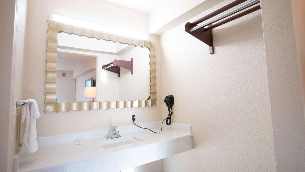 Magnuson Extended Stay And Suites Airport Hotel Irving Exterior foto
